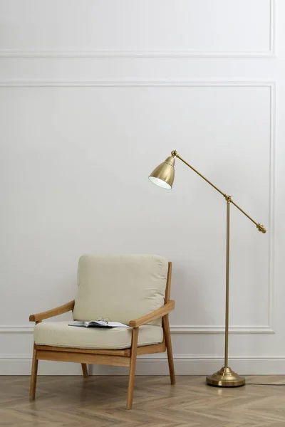 Interior Elegante Quarto Com Lâmpada Poltrona Perto Parede Branca — Fotografia de Stock
