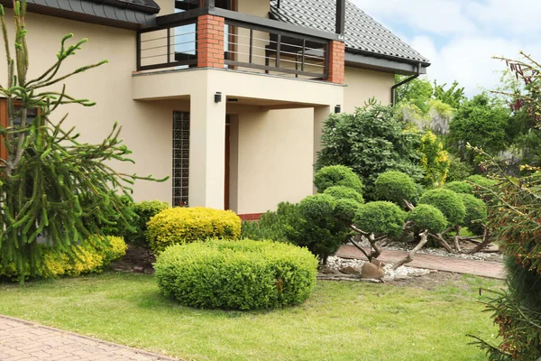 Vue Pittoresque Sur Belle Maison Jardin Jour Ensoleillé — Photo