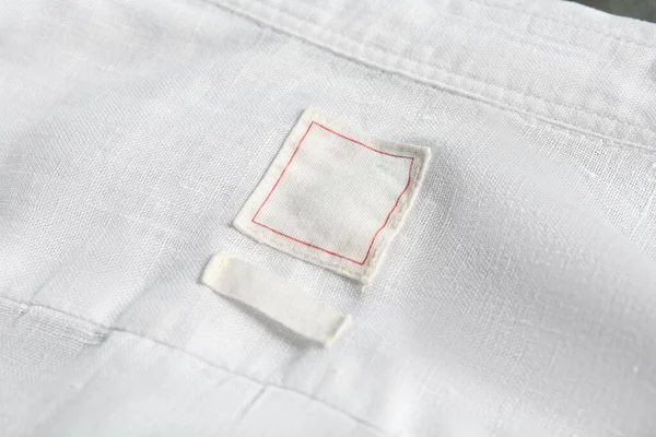 Beyaz Gömleğin Üzerindeki Boş Kıyafet Etiketleri Yakın Plan — Stok fotoğraf