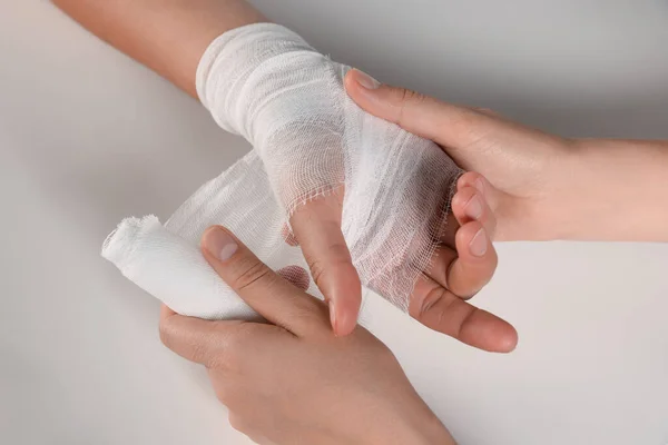 Läkare Applicera Bandage Patientens Hand Vit Bakgrund Ovanifrån Närbild — Stockfoto