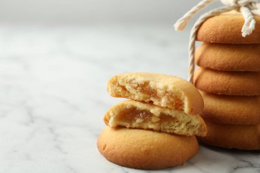 Mermer masada leziz kurabiyeler, yakın plan. Metin için boşluk