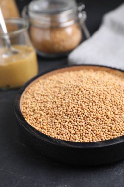 Gri masadaki siyah kasede hardal tohumları.