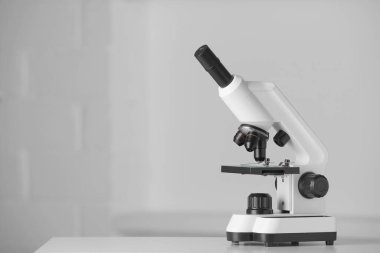 Modern mikroskop içerideki masada. Metin için boşluk