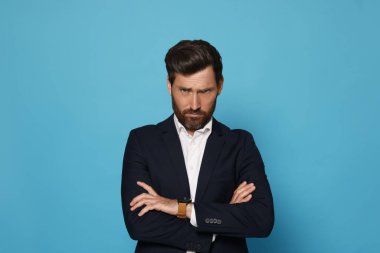 Açık mavi arka planda sakallı bir adamın portresi. Metin için boşluk