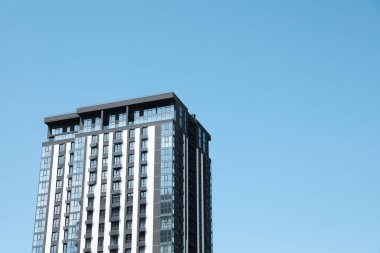 Güneşli bir günde modern binanın güzel manzarası