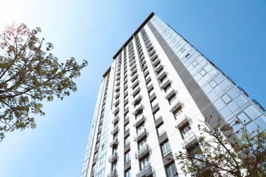 Mavi gökyüzüne karşı modern binanın düşük açılı görüntüsü
