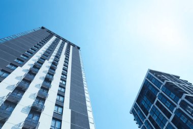 Güneşli bir günde modern binaların düşük açılı manzarası