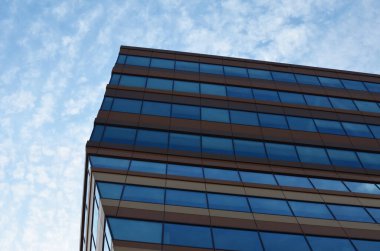 Mavi gökyüzüne karşı modern bina, düşük açı görünümü