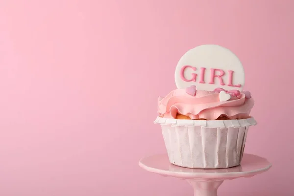 Baby Shower Cupcake Mit Girl Topper Auf Rosa Hintergrund Nahaufnahme — Stockfoto