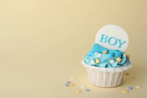 Delicioso Cupcake Com Creme Azul Claro Boy Topper Fundo Bege — Fotografia de Stock