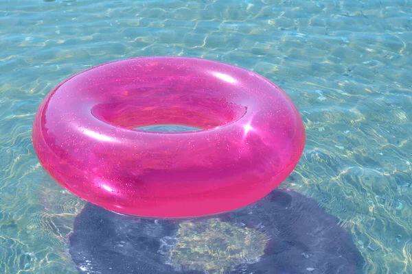 Яркое Надувное Кольцо Плавающее Морской Воде — стоковое фото