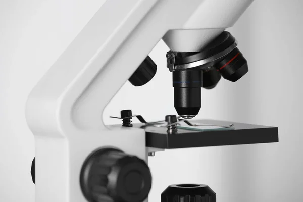 Moderne Microscoop Lichte Achtergrond Close Medische Apparatuur — Stockfoto