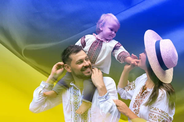 Podwójna Ekspozycja Szczęśliwej Rodziny Ubrania Narodowe Ukraińską Flagę — Zdjęcie stockowe