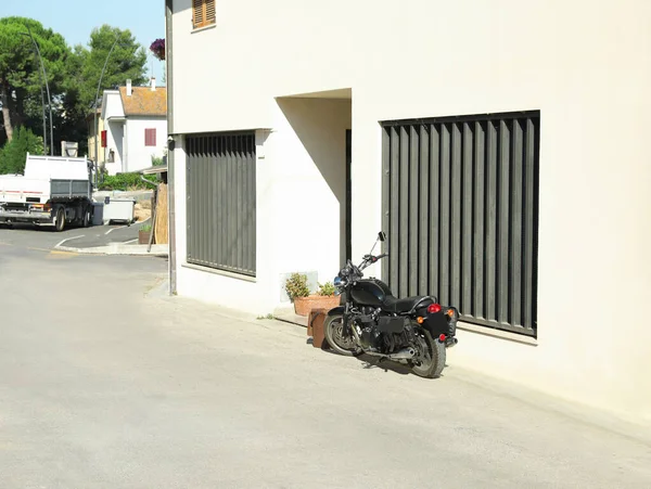 Beautiful Black Motorcycle Parked House Sunny Day — Stock Photo, Image