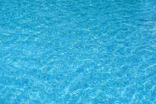 Καθαρό Αναζωογονητικό Νερό Στην Πισίνα Την Ηλιόλουστη Μέρα Κοντινό Πλάνο — Φωτογραφία Αρχείου