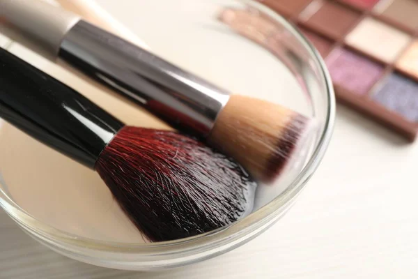 Limpeza Pincéis Maquiagem Tigela Com Líquido Especial Mesa Madeira Branca — Fotografia de Stock