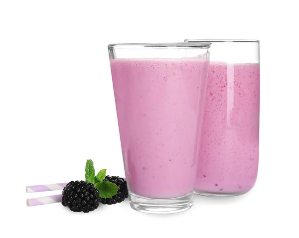 Smoothie Aux Mûres Fraîchement Fait Dans Des Verres Sur Fond — Photo