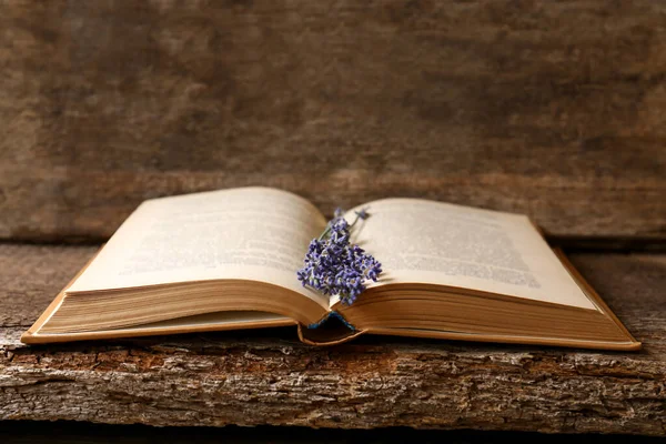 Libro Abierto Con Hermosas Flores Secas Sobre Mesa Madera — Foto de Stock