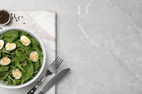Köstlicher Salat Mit Gekochten Eiern Und Kräutern Serviert Auf Hellgrauem — Stockfoto