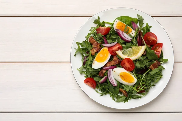 Köstlicher Salat Mit Gekochten Eiern Gemüse Und Speck Auf Weißem — Stockfoto