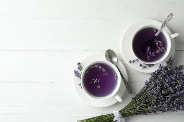 Friss Finom Tea Levendulával Gyönyörű Virágokkal Fehér Asztalon Lapos Tojással — Stock Fotó