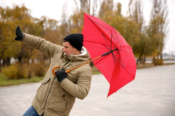 Hombre Con Paraguas Rojo Atrapado Ráfaga Viento Aire Libre — Foto de Stock