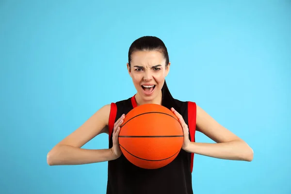Basketballspieler Mit Ball Auf Hellblauem Hintergrund — Stockfoto