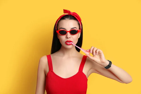 Modieuze Jonge Vrouw Pin Outfit Kauwgom Kauwgom Gele Achtergrond — Stockfoto