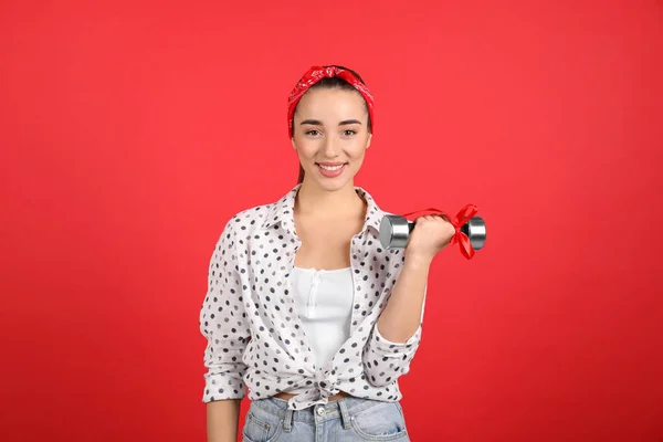 Mulher Com Haltere Como Símbolo Poder Menina Fundo Vermelho Conceito — Fotografia de Stock