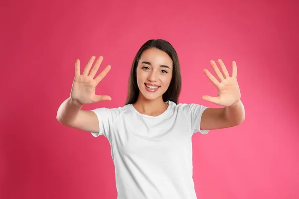 Woman Showing Number Ten Her Hands Pink Background — Φωτογραφία Αρχείου