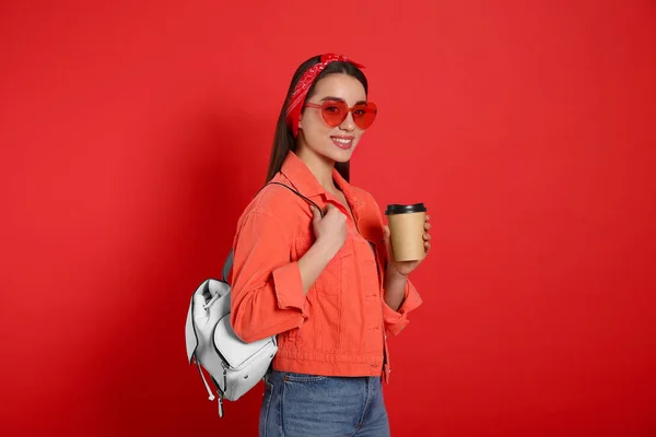 Mooie Jonge Vrouw Met Stijlvolle Lederen Rugzak Kopje Koffie Rode — Stockfoto