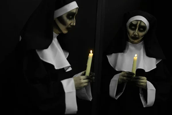 Nonne Diabolique Effrayante Avec Une Bougie Allumée Près Miroir Sur — Photo