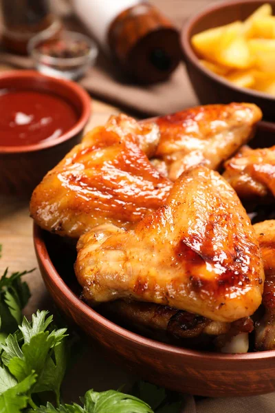 Tigela Com Deliciosas Asas Frango Frito Mesa Madeira Close — Fotografia de Stock