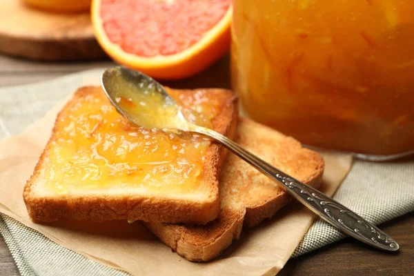 Läckra Rostat Bröd Med Apelsinmarmelad Bordet Närbild — Stockfoto