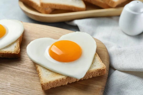 Huevo Frito Forma Corazón Tostadas Sobre Tabla Madera Primer Plano — Foto de Stock
