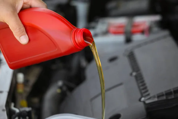 Homem Derramando Óleo Motor Recipiente Vermelho Close Espaço Para Texto — Fotografia de Stock