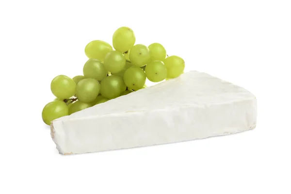 Brie Kaas Met Druiven Geïsoleerd Wit — Stockfoto