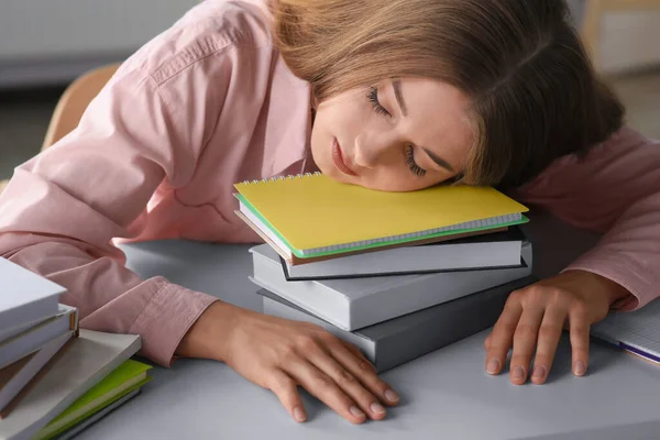 Νεαρή Κουρασμένη Γυναίκα Κοιμάται Κοντά Βιβλία Στο Λευκό Τραπέζι — Φωτογραφία Αρχείου