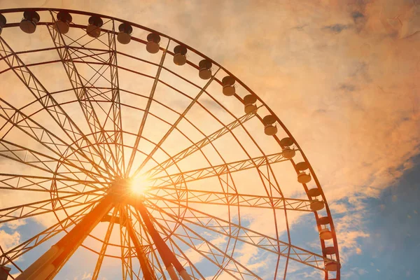 Vacker Stor Pariserhjul Mot Blå Molnig Himmel Solig Dag Låg — Stockfoto