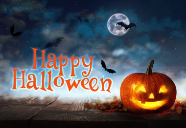 Mutlu Cadılar Bayramı. Korkunç Jack O 'Lantern balkabağı dolunayın altında ahşap masada gizemli sis ile çevrili.