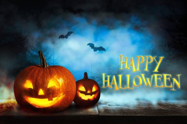 Mutlu Cadılar Bayramı. Korkunç Jack O 'Lantern balkabakları geceleri gizemli sisle çevrili.