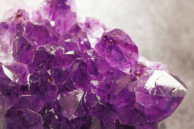 Gri masa üzerinde güzel mor ametist değerli taş, closeup