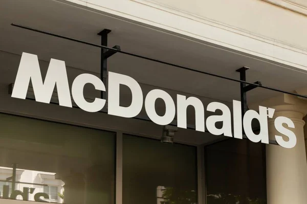 Warsaw Poland Липня 2022 Signboard Mcdonald Restaurant Логотип Відкритому Повітрі — стокове фото