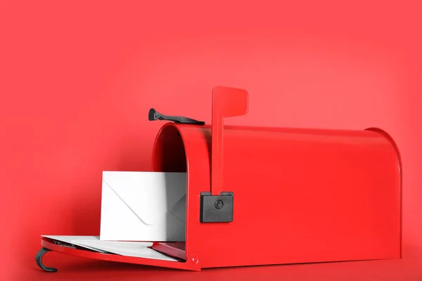 Caixa Letra Aberta Com Envelopes Fundo Vermelho — Fotografia de Stock