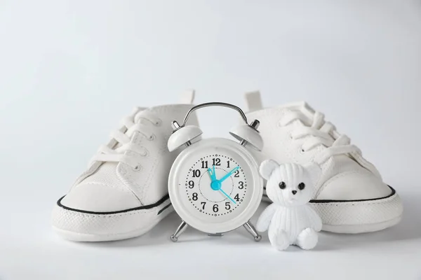 Reloj Despertador Oso Juguete Botines Bebé Sobre Fondo Blanco Hora —  Fotos de Stock