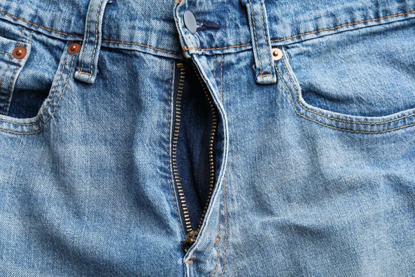 蓝色牛仔裤 背景为无纽扣的苍蝇 顶视图 展览主义概念 — 图库照片
