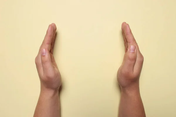 Mujer Sosteniendo Sobre Fondo Amarillo Pálido Primer Plano Las Manos —  Fotos de Stock