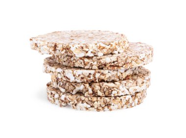 Beyaz arka planda bir yığın gevrek karabuğday keki