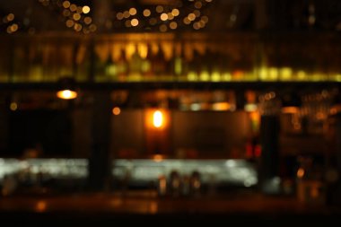 Bokeh efektli modern bar iç mimarisinin bulanık görünümü