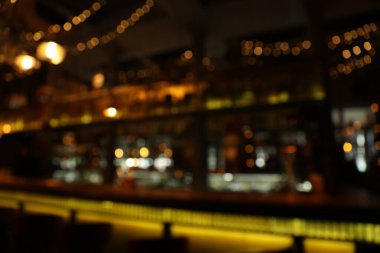 Bokeh efektli modern bar iç mimarisinin bulanık görünümü